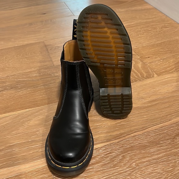 Size 6 (runs large) EU 37 Doc Marten’s Chelsea boots - Picture 3 of 3